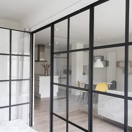 Fantastic 1-bed W Private Terrace דירה *